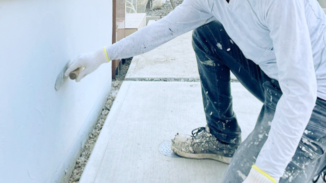 基礎巾木左官工事施工の様子